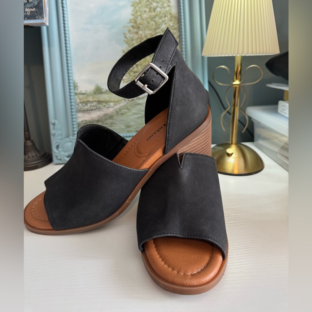 Lucky Brand black navy Open-Toe Sandals w ankle buckle. Comfortable & versatile. - Picture 2 of 8
